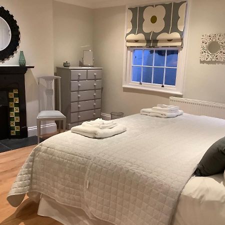 Luxury Refurbished 2 Bedroom Regency Apartment チェルトナム エクステリア 写真