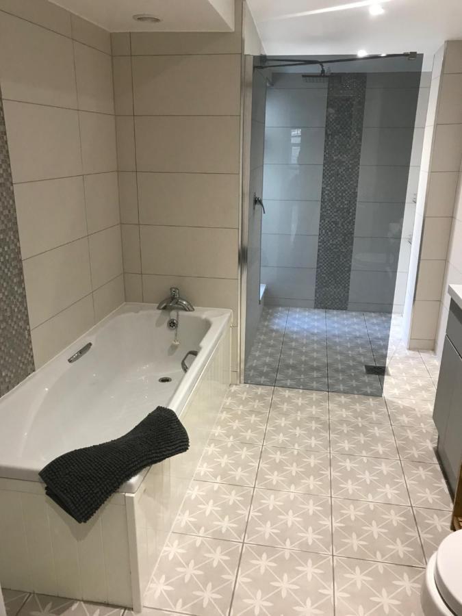 Luxury Refurbished 2 Bedroom Regency Apartment チェルトナム エクステリア 写真